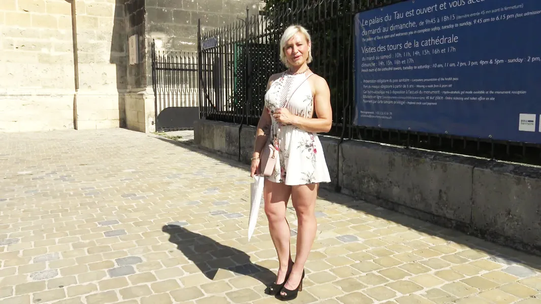 Salope blonde et cougar assumée, Kim, 41ans, se prend une sodomie pour sa première ! - LaVideoDuJourJetM.net