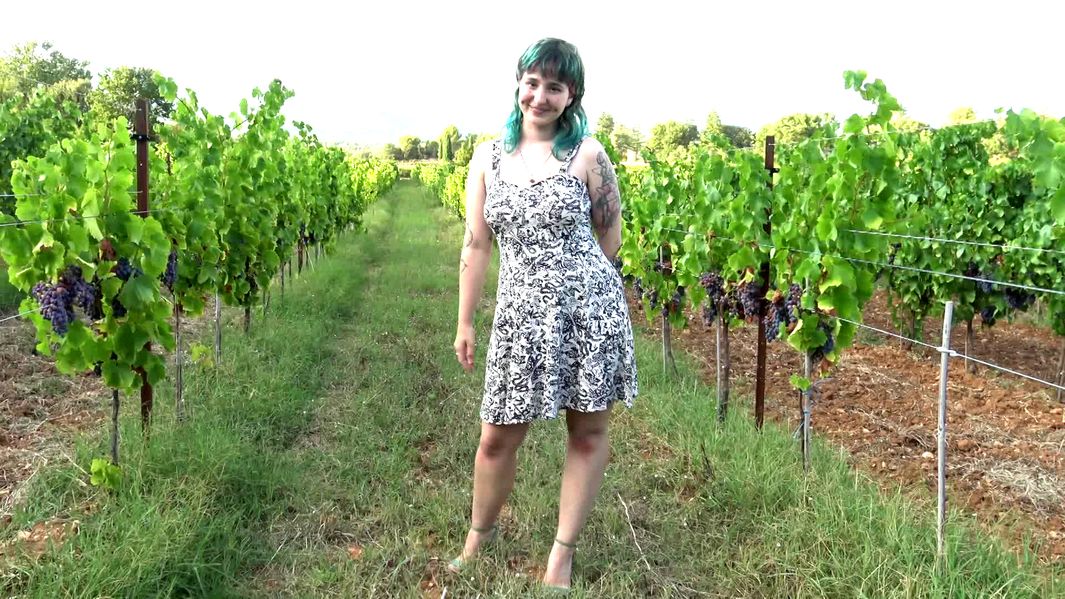 In the middle of the vines, this young slut from Khala is learning about double vagina! - LaVideoDuJourJetM.net
